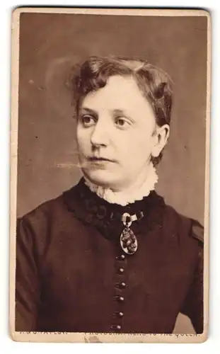 Fotografie A. & G. Taylor, Leeds, Portrait Dame mit Halskrause und Schmuck