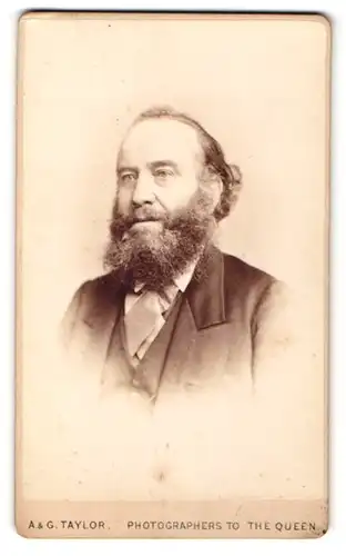 Fotografie A. & G. Taylor, Stockton-on-Tees, Portrait Herr mit Vollbart im Anzug