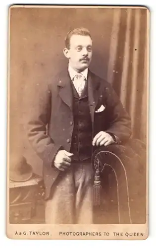 Fotografie A. & G. Taylor, Birmingham, Portrait junger Herr im edlen Anzug