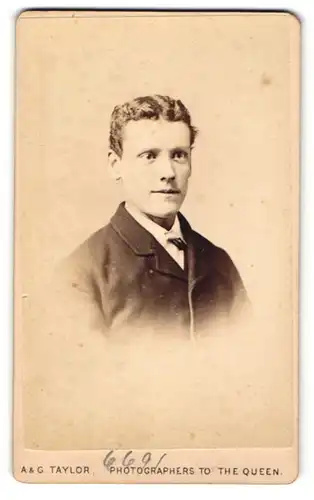 Fotografie A. & G. Taylor, Leicester, Portrait junger Mann im Anzug