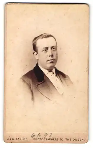 Fotografie A. & G. Taylor, Leicester, Portrait bürgerlicher Herr im edlen Anzug