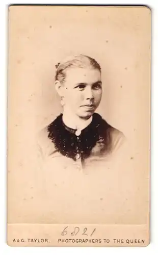 Fotografie A. & G. Taylor, Leicester, Portrait junge blonde Frau lächelnd