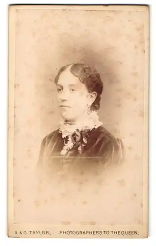 Fotografie A. & G. Taylor, Hanley, Portrait junge Frau mit welligen Haaren
