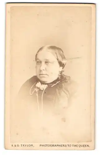 Fotografie A. & G. Taylor, Hanley, Portrait e ältere Dame in edler Bluse