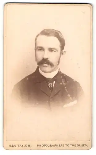 Fotografie A. & G. Taylor, Birmingham, Portrait eleganter junger Mann mit Schnauzbart