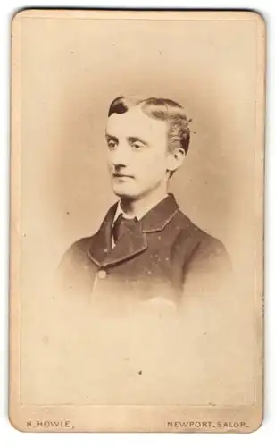 Fotografie H. Howle, Newport-Salop, Portrait junger Mann im Anzug mit Krawatte