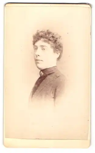 Fotografie H. Howle, Newport Salop, Portrait junger Mann mit lockigen Haaren im Anzug