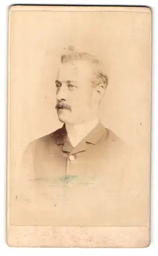 Fotografie H. Howle, Newport Salop, Portrait Mann mit Schnauzer im Anzug mit weissem Hemd