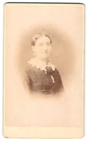 Fotografie H. Howle, Newport Salop, Portrait Frau mit zurückgebundenen Haaren und Ohrringen im Kleid