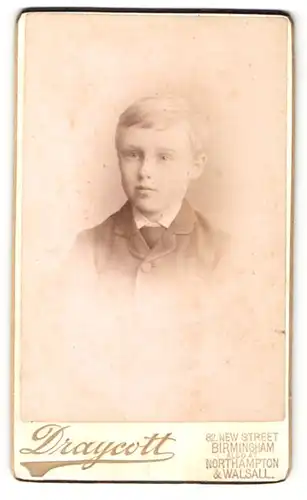 Fotografie Draycott, Birmingham, Portrait Junge mit kurzen hellen Haaren im Anzug