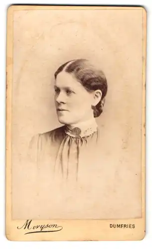 Fotografie Moryson, Dumfries, Portrait Frau mit lockigen Haaren im Kleid mit Knopf