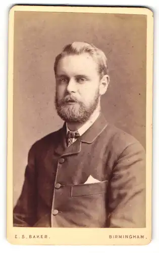Fotografie Edmund S. Baker, Birmingham, Portrait junger Mann mit Vollbart im Anzug