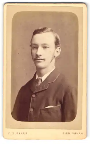 Fotografie Edmund S. Baker, Birmingham, Portrait junger Mann mit modischer Haartracht