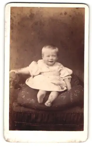 Fotografie D. Ross, Brechin, Portrait lachendes Baby im weissen Kleidchen