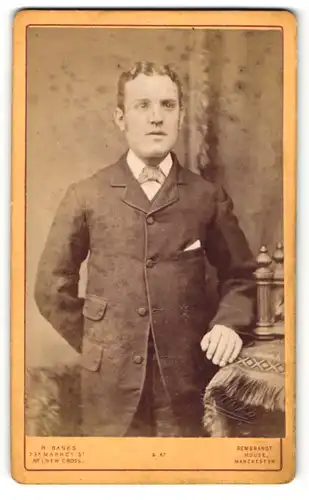 Fotografie R. Banks, Manchester, Portrait elegant gekleideter Herr