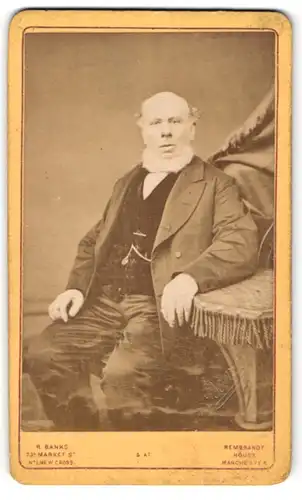 Fotografie R. Banks, Manchester, Portrait älterer Mann im Anzug sitzt im Stuhl