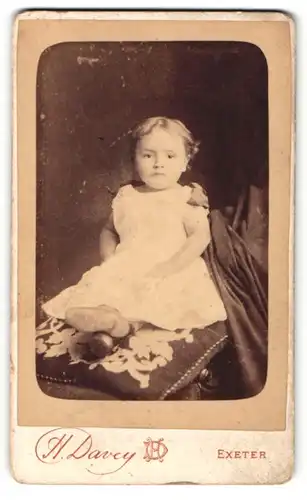 Fotografie H. Davey, Exeter, Portrait kleines Mädchen im weissen Kleidchen