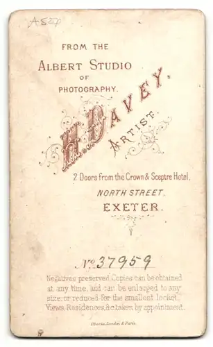 Fotografie H. Davey, Exeter, Portrait kleines Mädchen im weissen Kleidchen