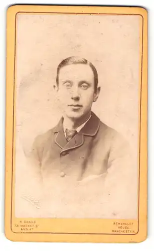 Fotografie R. Banks, Manchester, Portrait junger Mann im Jacket