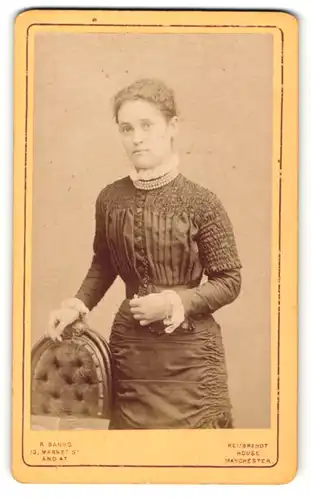 Fotografie R. Banks, Manchester, Portrait junge Frau mit schöner Perlenkette