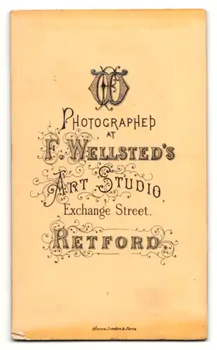 Fotografie F. Wellsted, Retford, Portrait Kleinkind im weissen Kleidchen mit Hut