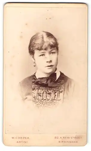 Fotografie W. Cooper, Birmingham, Portrait schönes Fräulein mit Ohrringen und Schleife am Kragen