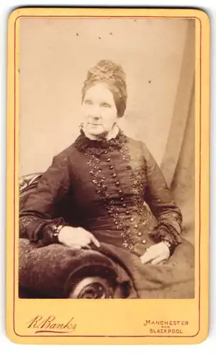 Fotografie R. Banks, Manchester, Portrait betagte Dame mit Haarschmuck