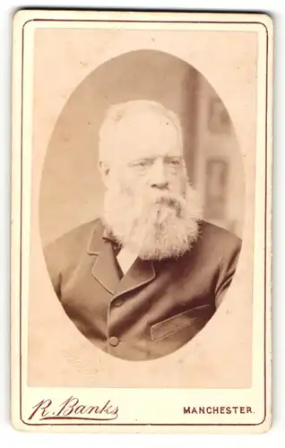 Fotografie R. Banks, Manchester, Portrait stattlicher betagter Herr mit grauem Haar und Bart