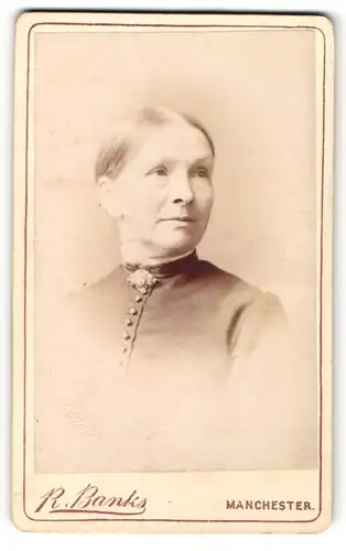 Fotografie R. Banks, Manchester, Portrait betagte Dame mit freundlichem Blick