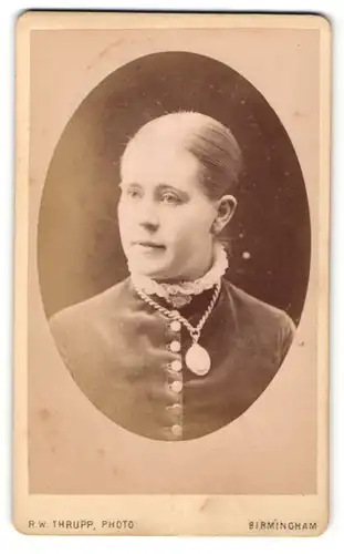 Fotografie R. W. Thrupp, Birmingham, Portrait junge Frau mit Medaillonkette