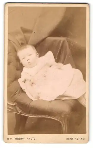 Fotografie R. W. Thrupp, Birmingham, Portrait süsses Baby im weissen Kleidchen