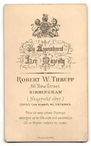 Fotografie R. W. Thrupp, Birmingham, Portrait süsses Baby im weissen Kleidchen