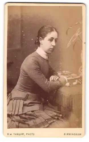 Fotografie R. W. Thrupp, Birmingham, Portrait dunkelhaarige junge Schönheit im eleganten Kleid