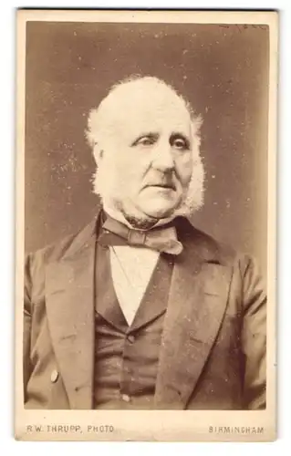 Fotografie R. W. Thrupp, Birmingham, Portrait betagter Herr mit Kotelettenbart im Jackett