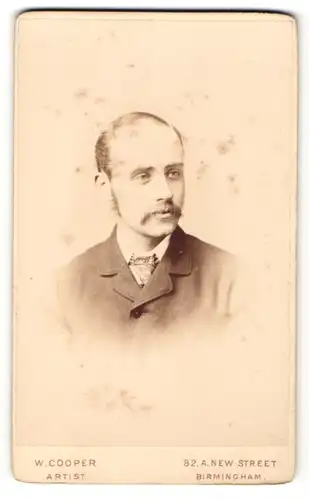 Fotografie W. Cooper, Birmingham, Portrait junger hübscher Mann mit Schnurrbart