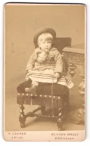 Fotografie W. Cooper, Birmingham, Portrait bezauberndes blondes Mädchen mit Hut im Kleidchen