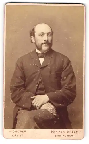 Fotografie W. Cooper, Birmingham, Portrait charmant blickender Herr im Anzug