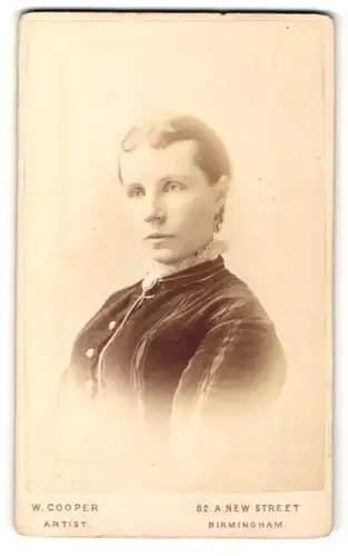 Fotografie W. Cooper, Birmingham, Portrait bezaubernde junge Frau mit Rüschen am Blusenkragen