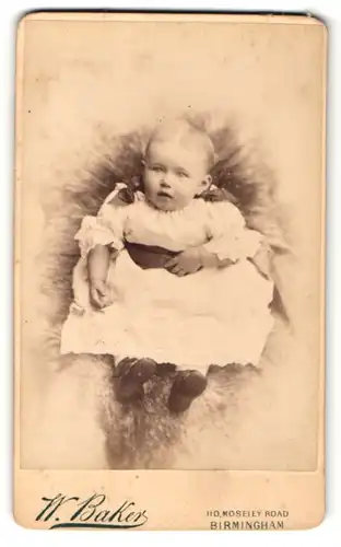 Fotografie W. Baker, Birmingham, Portrait Kleinkind in Kleid