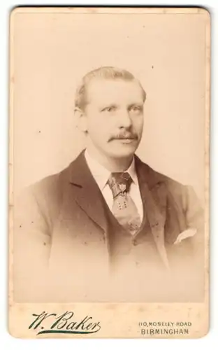 Fotografie W. Baker, Birmingham, Portrait Herr in Anzug mit Krawatte