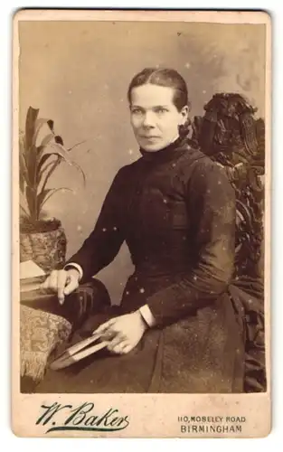 Fotografie W. Baker, Birmingham, Portrait Dame in schwarz