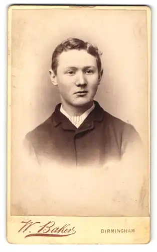 Fotografie W. Baker, Birmingham, Portrait halbwüchsiger Knabe in Jacke