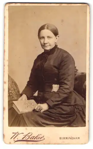 Fotografie W. Baker, Birmingham, Portrait betagte Dame in schwarz