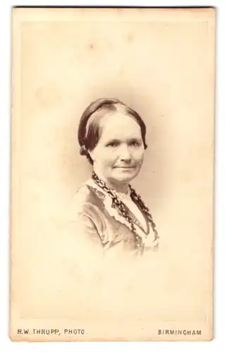 Fotografie R. W. Thrupp, Birmingham, Portrait betagtes Dame mit zeitgenöss. Frisur