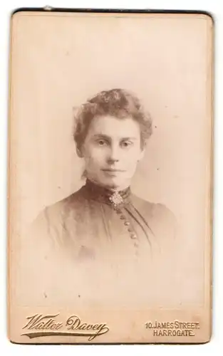 Fotografie Walter Davey, Harrogate, Portrait junge Frau mit zusammengebundenem Haar
