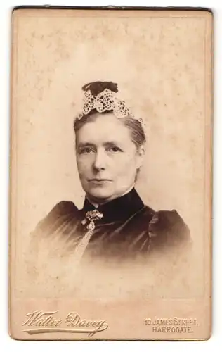 Fotografie Walter Davey, Harrogate, Portrait ältere Dame mit Kopfputz