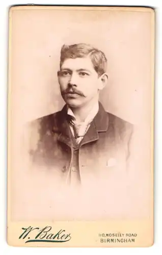 Fotografie W. Baker, Birmingham, Portrait junger Mann mit Oberlippenbart