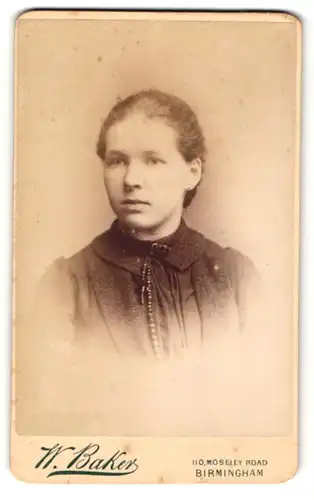 Fotografie W. Baker, Birmingham, Portrait Mädchen mit zusammengebundenem Haar