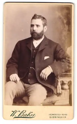Fotografie W. Baker, Birmingham, Portrait junger Mann mit Bart in Anzug