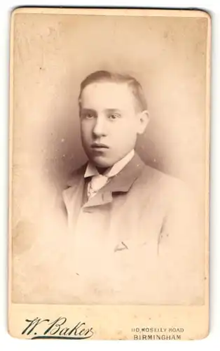 Fotografie W. Baker, Birmingham, Portrait halbwüchsiger Knabe in Anzug mit Hemd mit Stehkragen